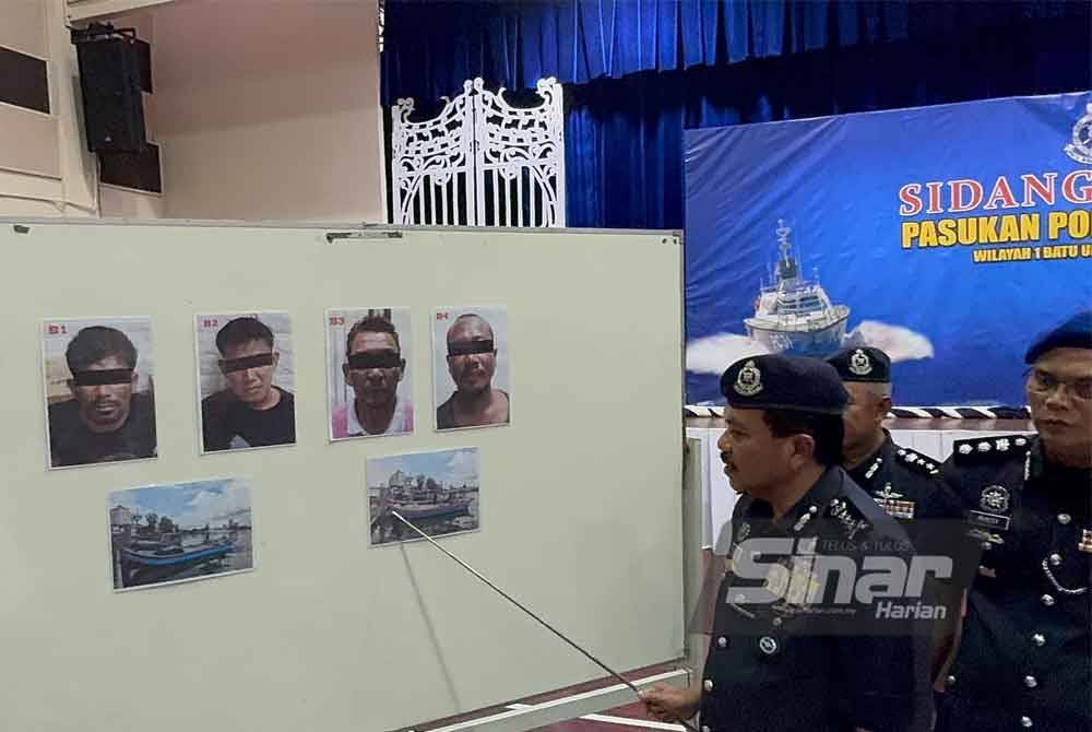 Empat nelayan termasuk dua warga Indonesia ditahan bersama lima pistol, enam kelopak pistol, selaras senapang M4 dan 801 butir peluru di kawasan perairan Sungai Perai pada Isnin.