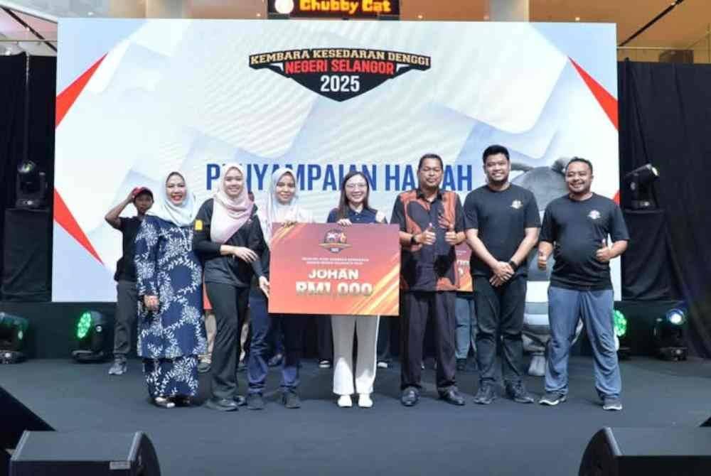 Jamaliah (tengah) pada Program Kembara Kesedaran Denggi Negeri Selangor 2025 di KSL Esplanade Mall, Klang.