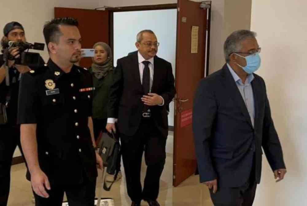 Rostam Shahrif Tami (kanan) didakwa menerima rasuah berjumlah RM110,000 bagi kontrak berkaitan Projek SUKE. Foto SPRM