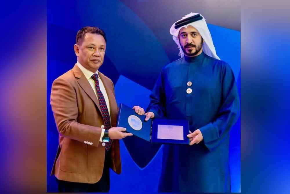 Mohamad Norza (kiri) bersama Shaikh Khalid pada majlis pelancaran logoa Sukan Remaja Asia di Bahrain pada Ahad. - Foto MOM