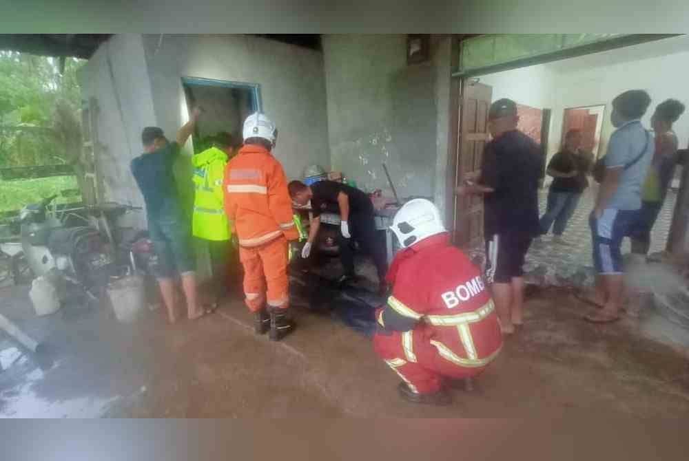 Pasukan bomba membantu mengeluarkan mayat mangsa sebelum diserahkan kepada pihak polis untuk tindakan selanjutnya.