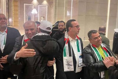 Anggota delegasi Hamas disambut oleh tahanan yang dibebaskan dan dihantar pulang ke Mesir. - Foto: Agensi
