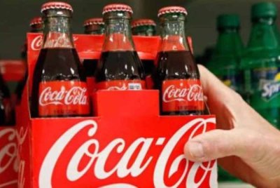 Senarai minuman yang ditarik balik termasuk Coca-Cola, Fanta, Sprite, Fuze Tea, Nalu, Minute Maid, Tropico dan Royal Bliss dalam tin serta botol kaca dengan kod pengeluaran antara 328 GE hingga 338 GE. - Foto: Agensi