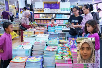 Pengunjung meneliti buku kanak-kanak yang dijual di Jualan Gudang Karangkraf 2025. (Gambar kecil: Maisarah)