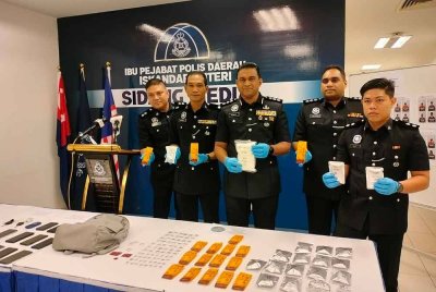 Kumarasan (tengah) ketika sidang akhbar di Ibu Pejabat Polis Daerah (IPD) Iskandar Puteri pada Selasa.