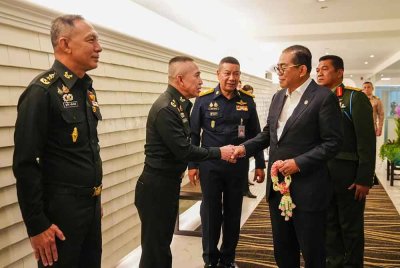 Mohamed Khaled (kanan) tiba di Bangkok, Thailand untuk lawatan kerja rasmi dua hari bermula hari ini bagi memperkukuhkan kerjasama persempadanan kedua-dua negara. - Foto: FB Khaled Nordin