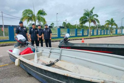 Kumarasan (kiri) menunjukkan bot fiber yang dirampas dalam sidang akhbar di IPD Iskandar Puteri pada Selasa.