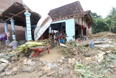Penduduk membersihkan rumah selepas banjir kilat di Kabupaten Grobogan, Jawa Tengah, Indonesia pada 22 Januari lalu - Foto: Xinhua
