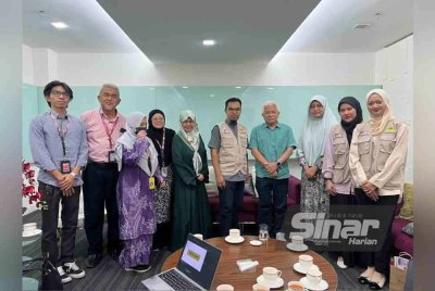 Mohamad Kamal (lima dari kanan) bersama Penasihat Kumpulan Karangkraf, Datuk Hussamuddin Yaacub (empat dari kanan) serta barisan pengurusan Yayasan Ammirul Ummah dan WUIF bergambar selepas sesi lawatan ke Kumpulan Karangraf pada Selasa. Turut sama Pengurus Kanan Tugas-Tugas Khas Karangkraf, Hashim Anang (dua dari kiri).