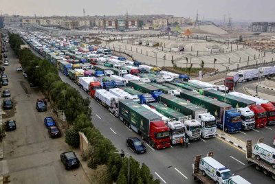 Trak yang merupakan sebahagian daripada konvoi bantuan kemanusiaan yang membawa penghantaran ke Palestin di Semenanjung Gaza. Foto AFP