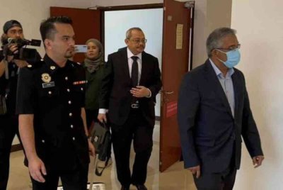 Rostam Shahrif Tami (kanan) didakwa menerima rasuah berjumlah RM110,000 bagi kontrak berkaitan Projek SUKE. Foto SPRM