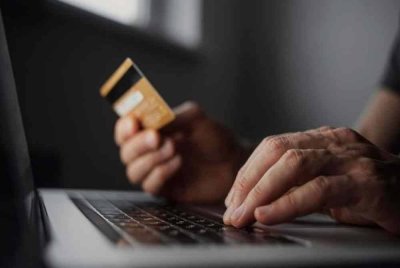 Polis menahan seorang lelaki disyaki menjadi keldai akaun kepada sindiket penipuan berkaitan pinjaman tidak wujud secara dalam talian. Foto Bernama