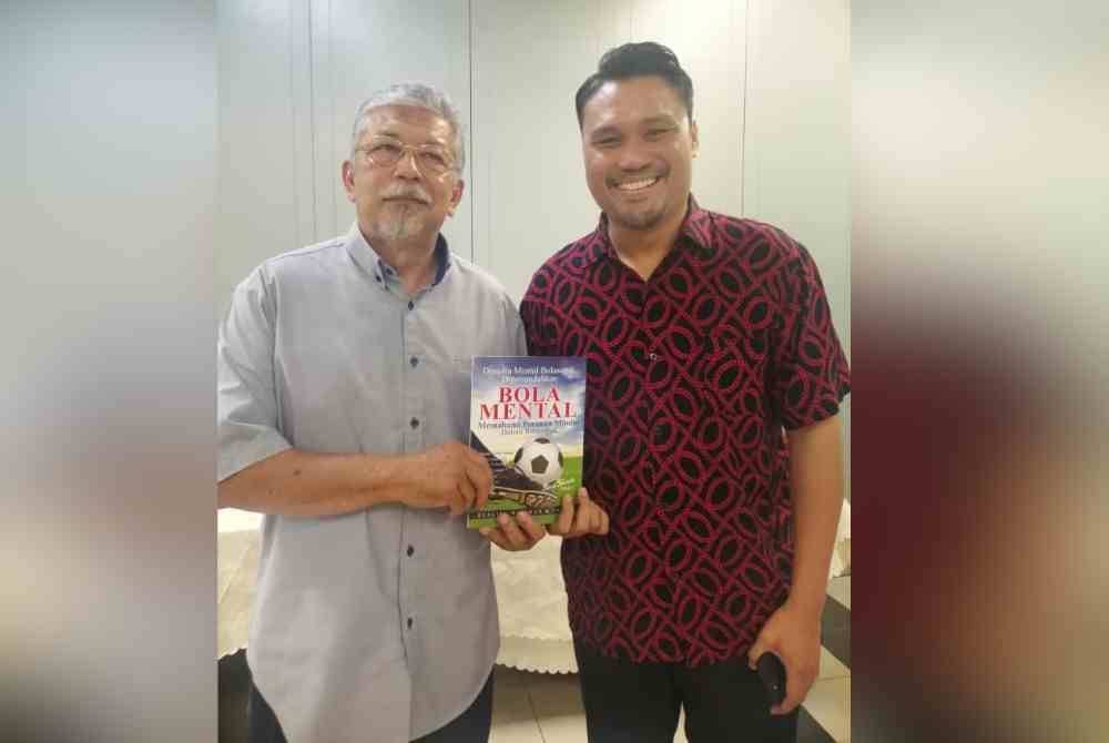 Nidzam (kanan) bersama Rosli selepas majlis pelancaran berkenaan pada Selasa.