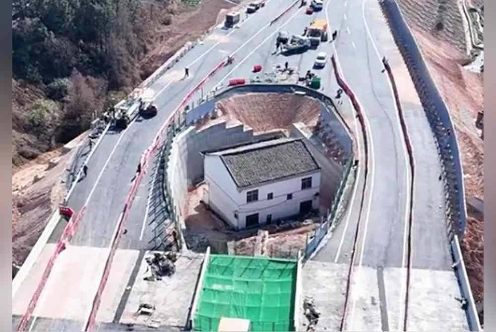 Projek pembinaan lebuh raya itu sedang giat dijalankan menjelang pembukaan pada musim bunga ini. - Foto Agensi