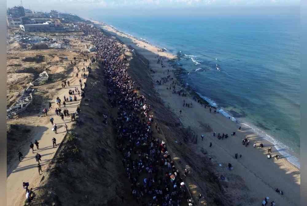 Lautan manusia menuju ke utara Gaza. - Foto AFP