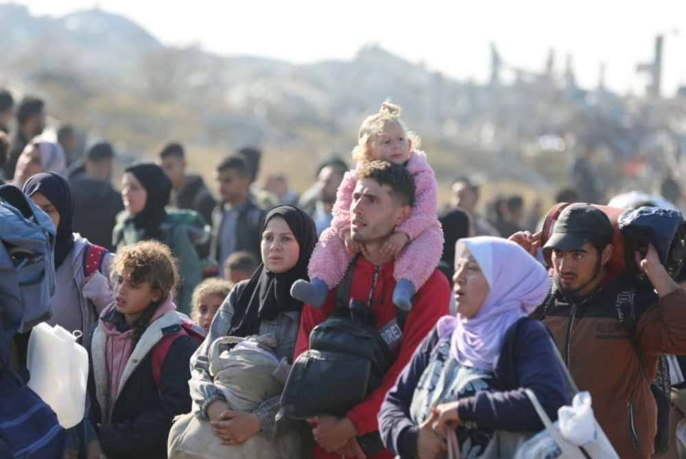 Antara keluarga Palestin yang mula pulang menuju ke utara Gaza. - Foto AFP