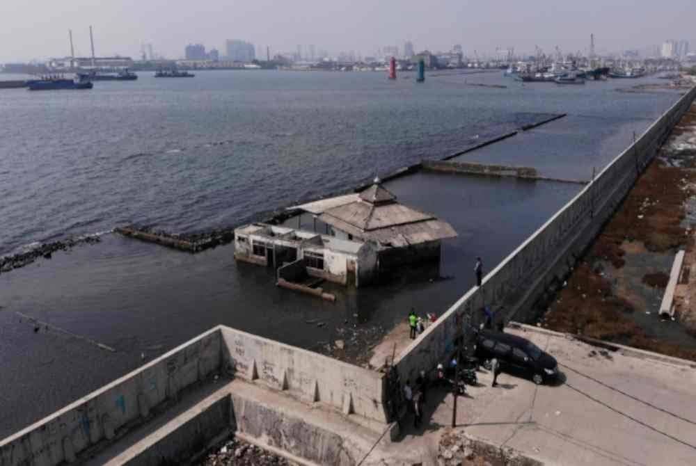 Jakarta merupakan salah sebuah kota yang paling cepat tenggelam di dunia dengan kenaikan paras laut 1 hingga 15cm pada setiap tahun sejak 2008.