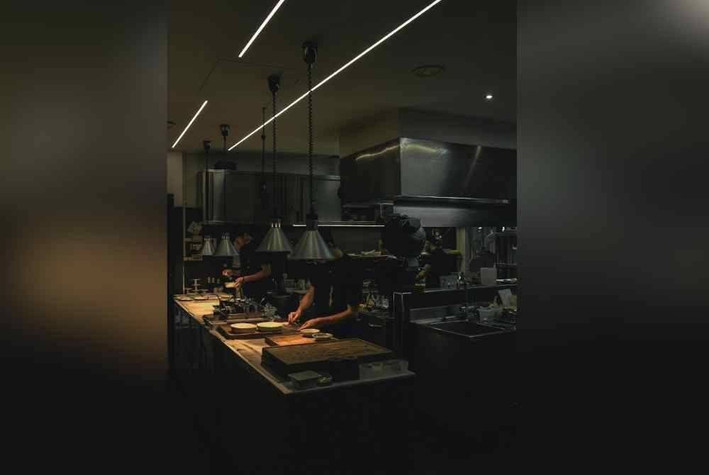 Ruang dapur restoran yang sedikit terbuka membolehkan kami melihat di dalamnya. - Foto hiasan Pexels