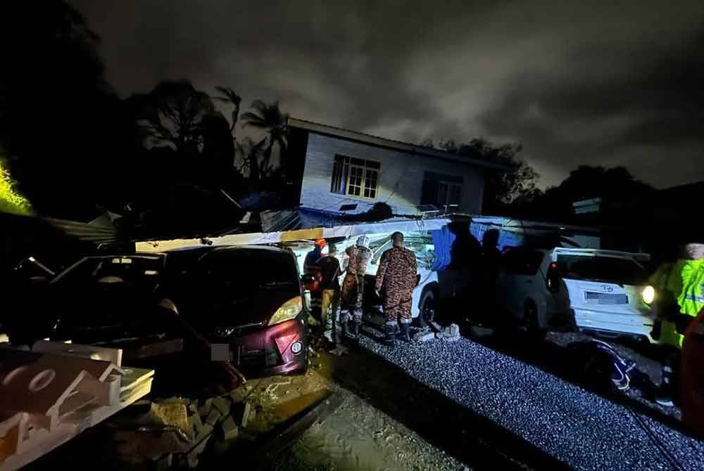 Pasukan JBPM berusaha menyelamat mangsa tanah runtuh di Kampung Lerang Bukit, Miri. Foto Facebook