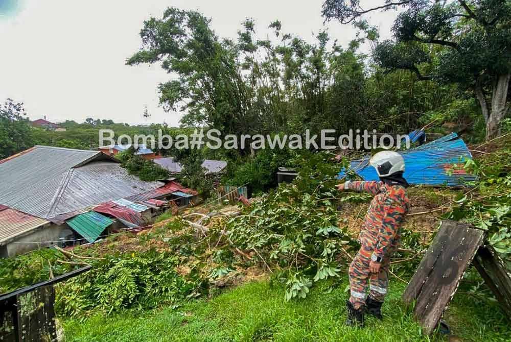 Pasukan Penyelamat membantu 109 penduduk untuk berpindah selepas kejadian tanah runtuh Kampung Lereng Bukit, Miri. - Foto Bomba