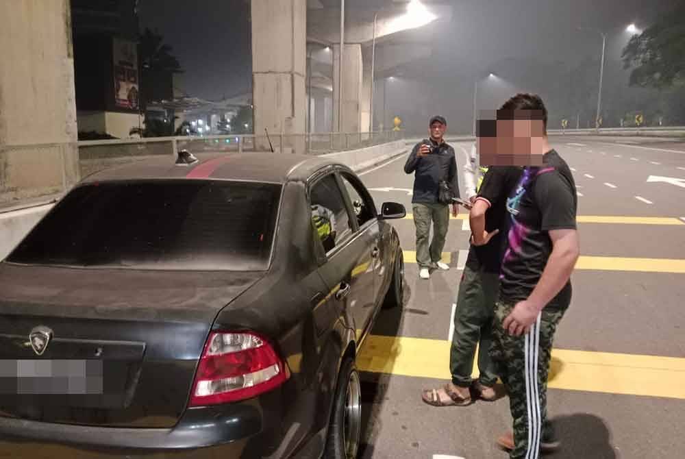 Antara individu dipercayai warga asing turut ditahan dalam sekatan jalan raya di Jalan Langat, Klang pada Rabu.