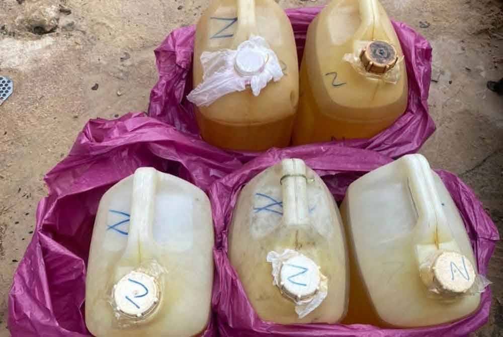 Tangkapan dan rampasan petrol lebih 40 liter petrol dilakukan menerusi Op Taring Wawasan pada jam 11 pagi.