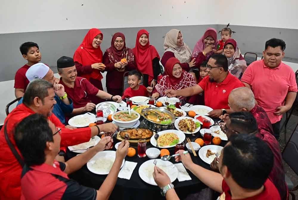 Lebih 20 mualaf pelbagai bangsa meraikan Sambutan Tahun Baharu Cina dengan menghadiri tradisi makan besar diadakan di sebuah restoran di Kuala Terenganu pada malam Selasa.