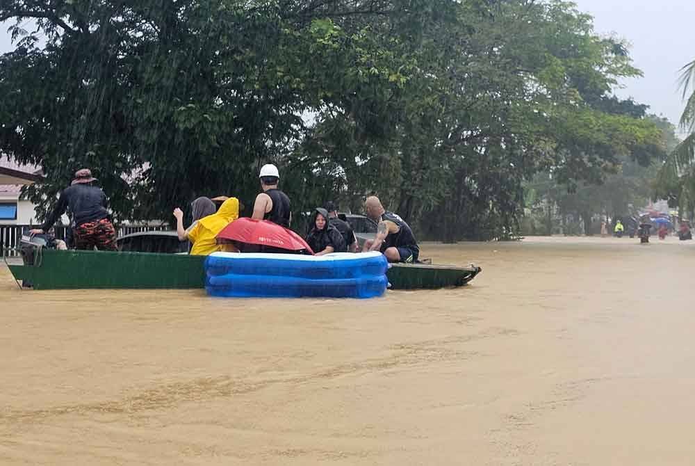 Banyak kawasan di Sarawak kini masih hujan dan jumlah mangsa dipindahkan semakin meningkat. Foto JBPM Sarawak