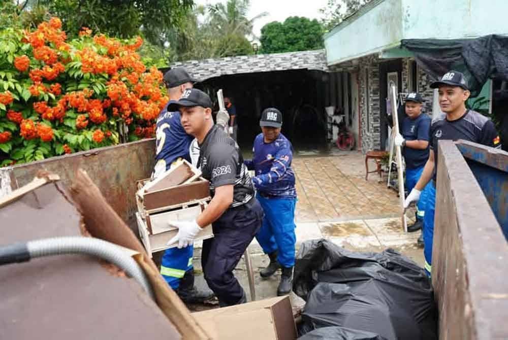 Penduduk di Perumahan OC9, Batu Arang terkesan akibat banjir lumpur susulan hujan lebat berterusan sejak dua hari lalu.