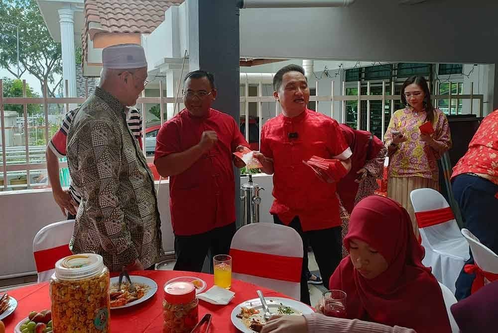 Amirudin (tengah) bersama Mohd Tamyes dan Suee Lim ketika ditemui di majlis rumah terbuka pada Rabu.