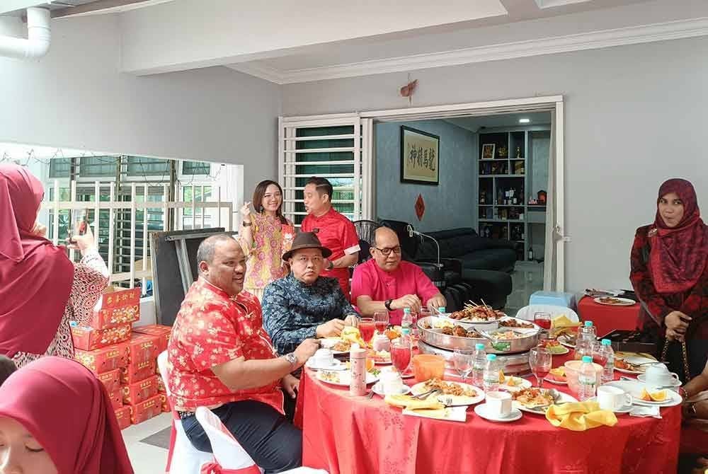 Antara tetamu yang hadir ke majlis rumah terbuka di kediaman Suee Lim di sini pada Rabu.