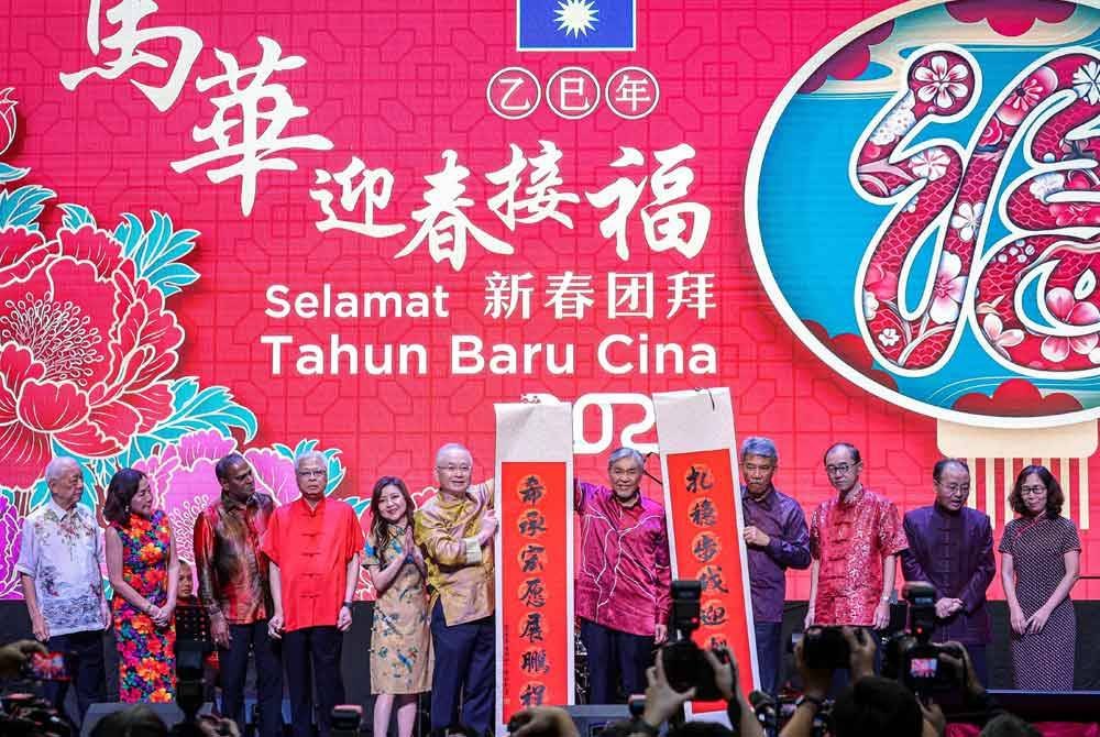 Ahmad Zahid bersama Presiden MCA, Datuk Seri Wee Ka Siong bergambar kenangan pada Majlis Rumah Terbuka Tahun Baru Cina MCA di Jalan Ampang, pada Rabu. Foto Bernama