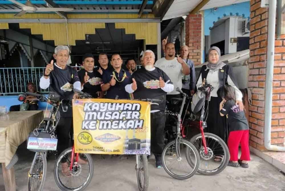 Che Saad bersama rakan yang juga dua beradik Ramli dan Azmi memulakan Misi kayuhan basikal ke Makkah. Foto Facebook Paksu Indera