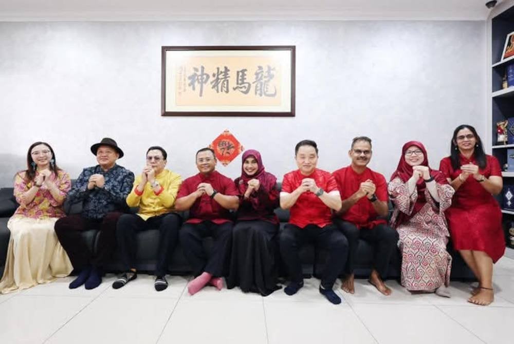 Menjadi kebiasaan Amirudin (empat dari kiri) dan Masdiana (lima dari kanan) menziarahi rakan-rakan kaum Tionghua sempena perayaan Tahun Baharu Cina.