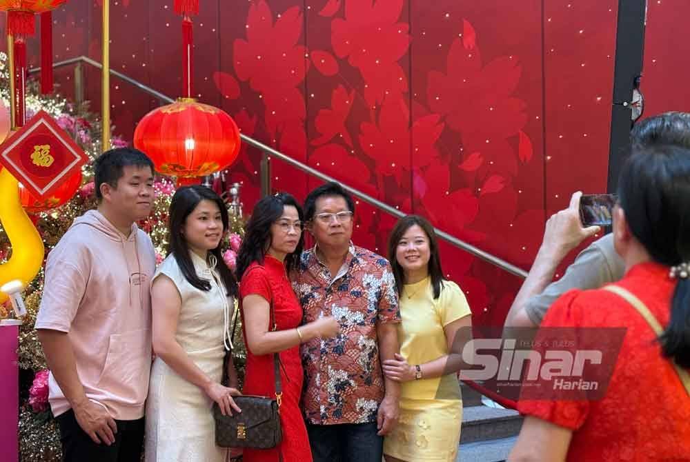 Antara kaum Cina yang hadir menyambut Tahun Baharu Cina di ibu kota pada Rabu.