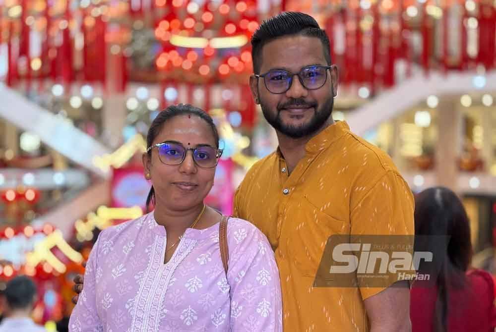 Viki (kanan) bersama isterinya.