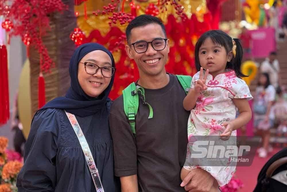 Aizat (dua dari kiri) bersama isteri dan anaknya.