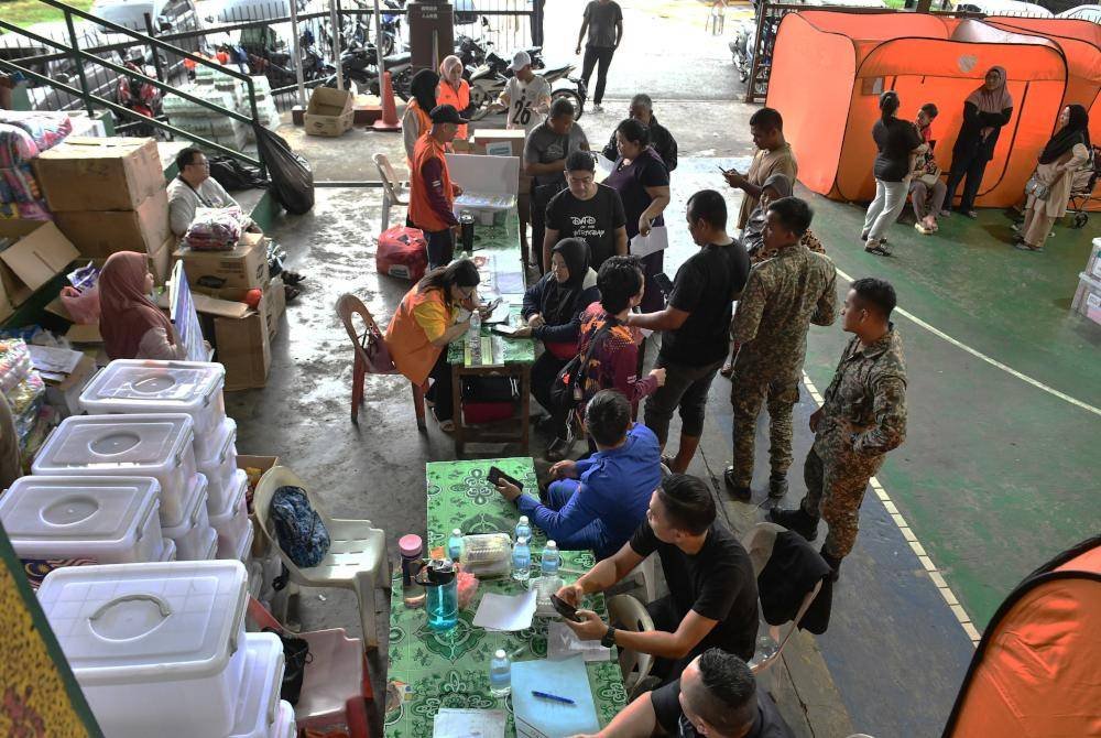 Suasana PPS di Sekolah Jenis Kebangsaan Chung Hua Batu Kawa. Foto Bernama