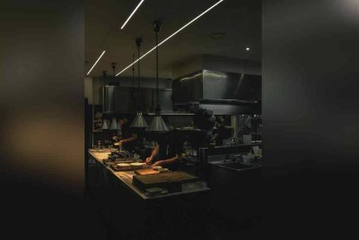 Ruang dapur restoran yang sedikit terbuka membolehkan kami melihat di dalamnya. - Foto hiasan Pexels