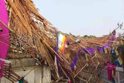 Pentas sementara itu runtuh kerana tidak dapat menampung berat orang ramai yang berdiri di atasnya. Foto PTI