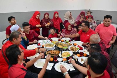 Lebih 20 mualaf pelbagai bangsa meraikan Sambutan Tahun Baharu Cina dengan menghadiri tradisi makan besar diadakan di sebuah restoran di Kuala Terenganu pada malam Selasa.