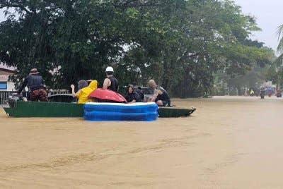 Banyak kawasan di Sarawak kini masih hujan dan jumlah mangsa dipindahkan semakin meningkat. Foto JBPM Sarawak