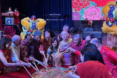 Ahmad Zahid (tengah) hadir Rumah Terbuka MCA Sempena Tahun Baharu Cina 2025 di Wisma MCA pagi ini. Foto Bernama