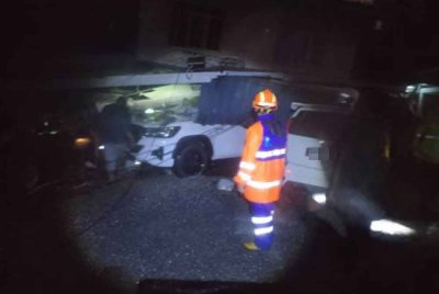 Mangsa yang dijumpai tertimbus dalam runtuhan itu disahkan meninggal dunia oleh petugas Kementerian Kesihatan. Foto APM