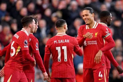 Van Dijk (kanan) antara yang dijangka direhatkan Slot apabila Liverpool berdepan PSV di Eindhoven dalam aksi Liga Juara-Juara. Foto Agensi