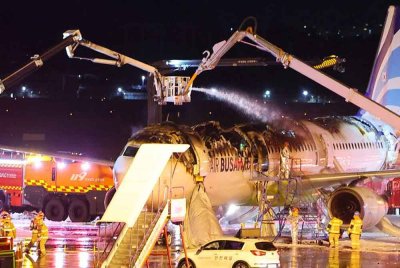 Kebakaran pesawat Airbus A321-200 yang dijadualkan berlepas ke Hong Kong itu bermula di bahagian ekor sebelum api dilaporkan merebak ke bahagian badan pesawat terbabit - Foto: Agensi