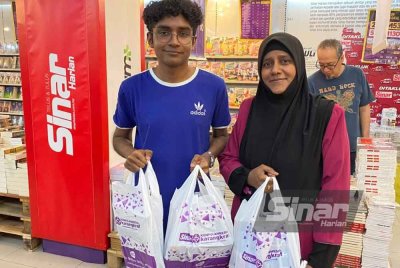 Sharmila dan keluarga tidak melepaskan peluang memborong segala jenis buku di Jualan Gudang Karangkraf ketika cuti umum Tahun Baharu Cina.