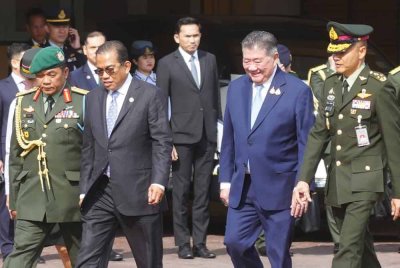 Mohamed Khaled (dua dari kiri) mengadakan kunjungan hormat ke atas Timbalan Perdana Menteri yang juga Menteri Pertahanan Thailand, TYT Phumtham Wechayachai di Kementerian Pertahanan Thailand, Bangkok. - Foto: FB Khaled Nordin