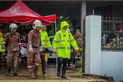 Mangsa terakhir tragedi tanah runtuh di Kampung Lereng Bukit, Fatimah Dawi, 71, ditemukan pada jam 6.06 petang oleh petugas penyelamat. Foto JBPM