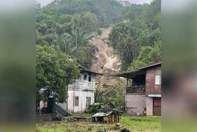 Antara kejadian tanah runtuh yang berlaku di Kampung Lereng Bukit, Miri. Foto Facebook